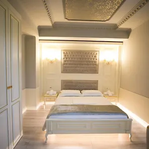 Otel Lotus, Tiran