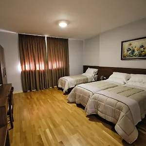 Otel In Center, Tiran